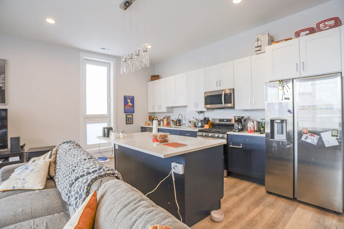 Building Photo - 2402 W Carmen Ave #203