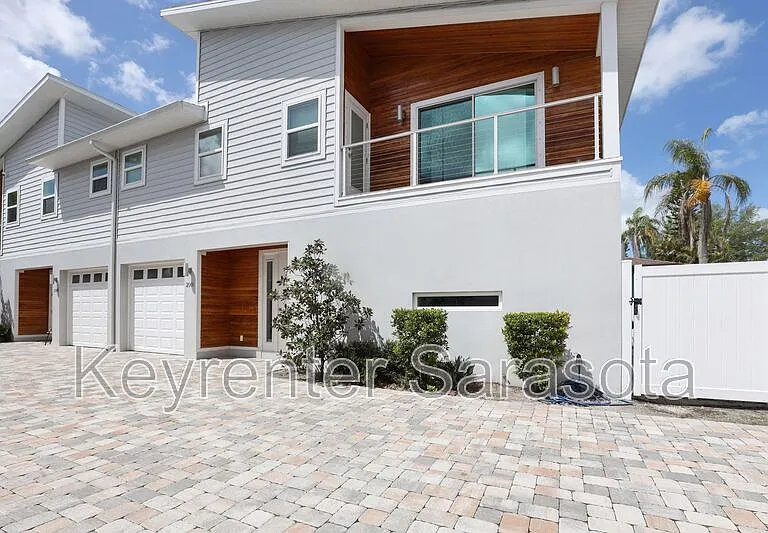 2066 Roselawn St — Photo 2