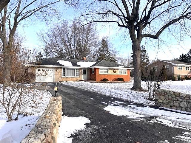 1st image of 20W150 Pleasantdale Dr