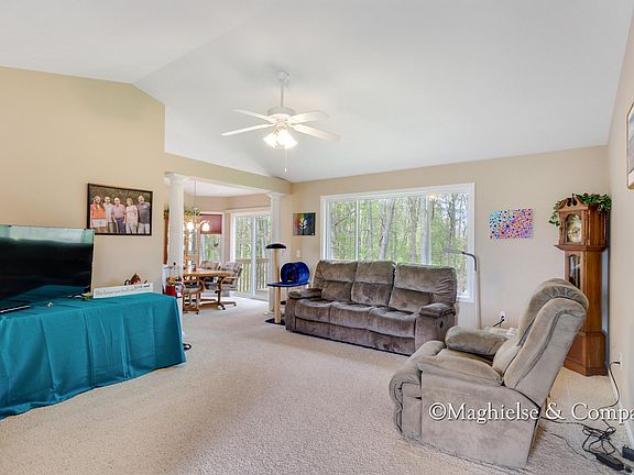 5th image of 928 Oak Brook Dr