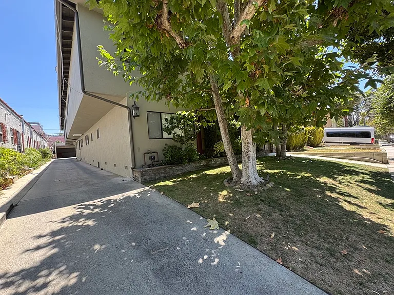 828 N Martel Ave #2 — Photo 32