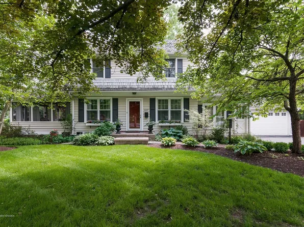 1237 Golf Cir, Wheaton, IL 60189