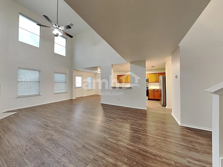1036 Cove Hollow Dr — Photo 5