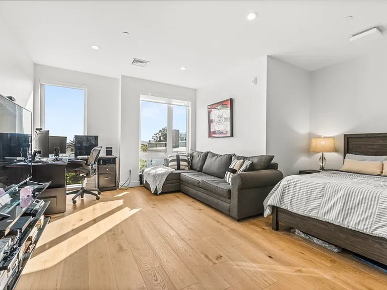 420 W Broadway #302 — Photo 15