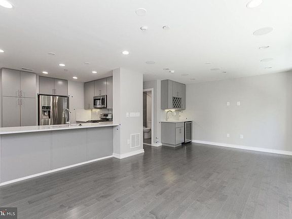 4th image of 712 S Sartain St #1
