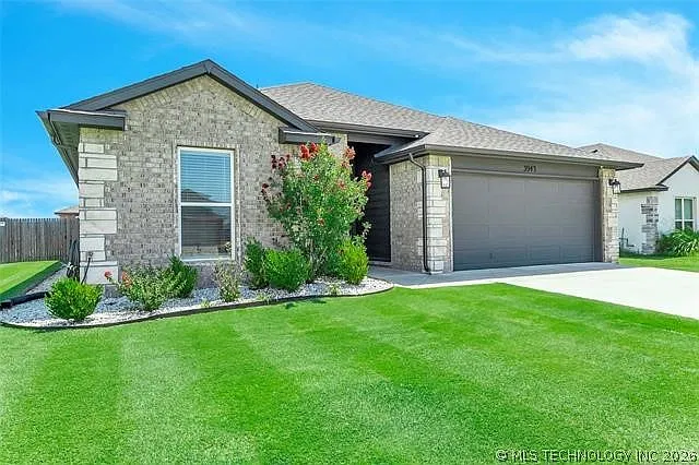 3 bed, 2.0 bath, 1685 sqft, $1,900 — Photo 2