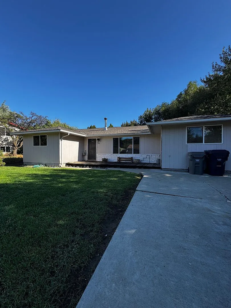 Spacious 5-Bedroom Home Close to CWU — Photo 1