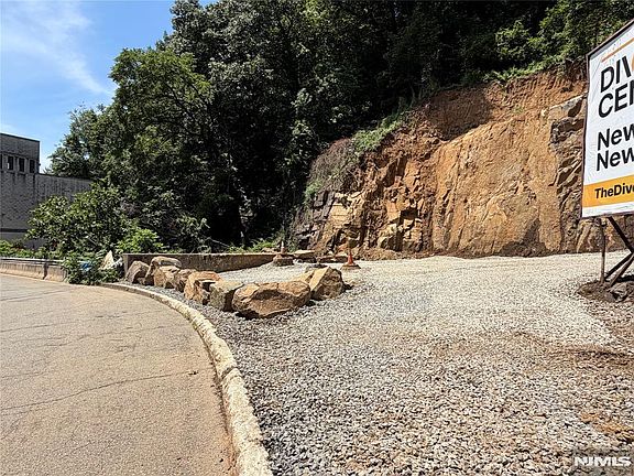 5th image of 388 Old River Road
