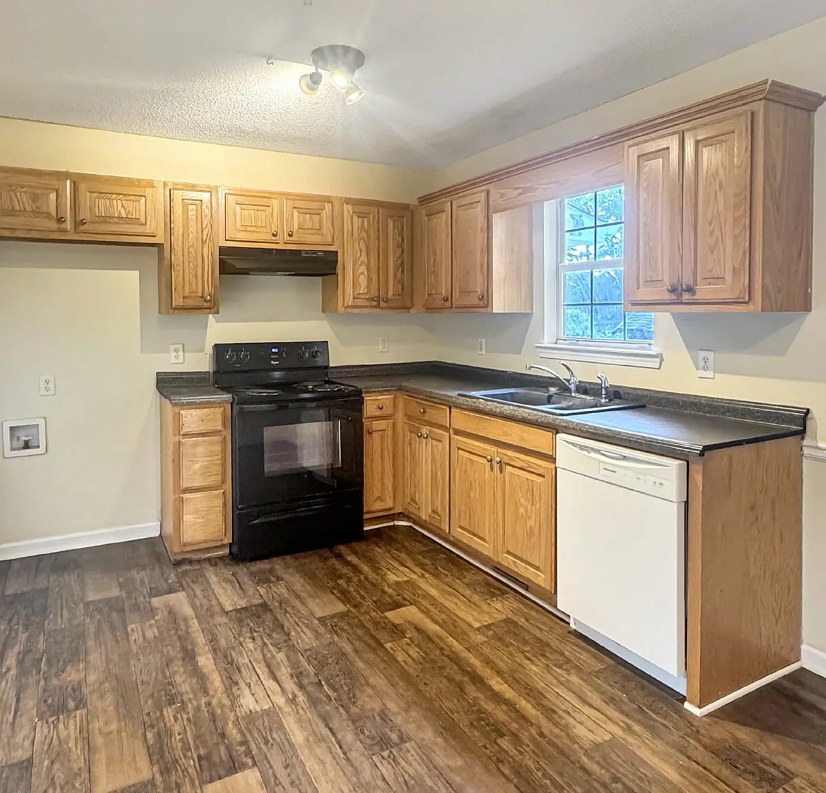 3 bed, 2.0 bath, 1100 sqft, $1,540 — Photo 2