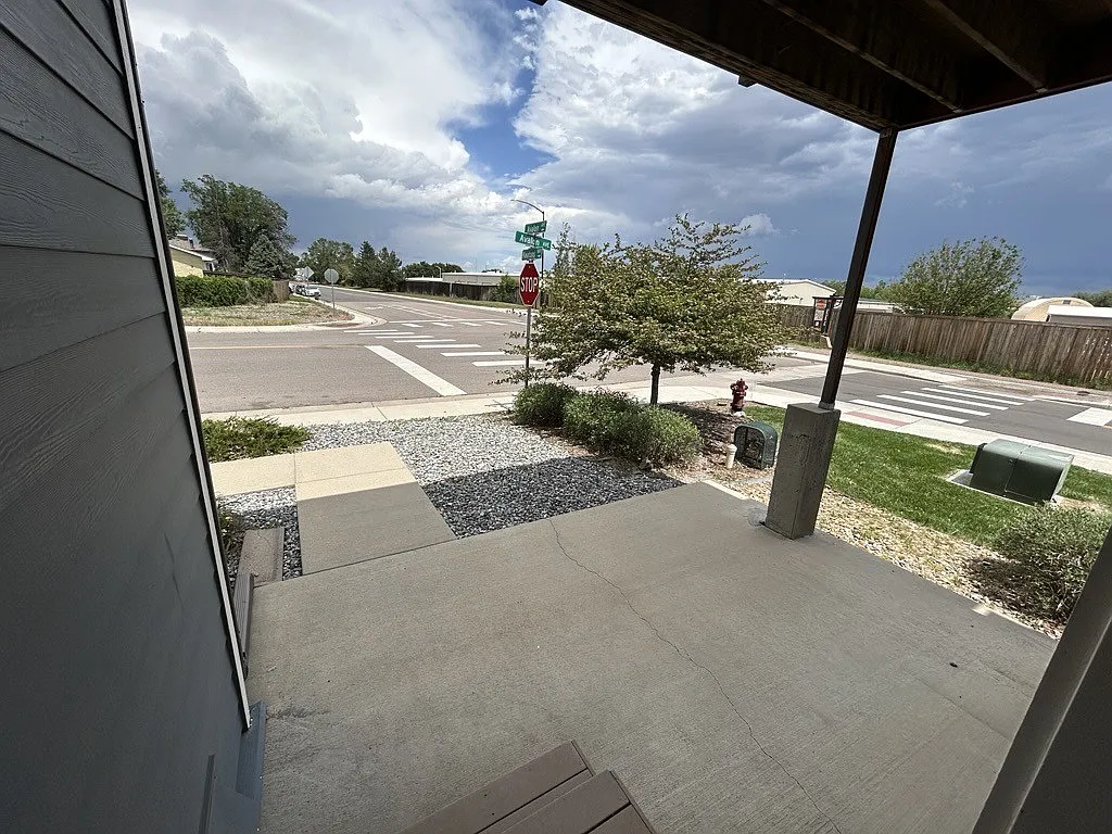 3 bed, 2400 sqft, $3,490 — Photo 3