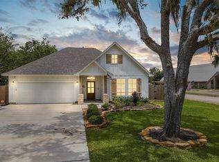117 Acacia St, Lake Jackson, TX 77566