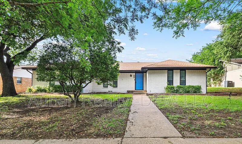 4 bed, 2.0 bath, 1888 sqft, $2,499 — Photo 2