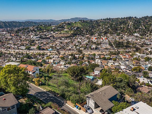 3rd image of 970 Montecito Dr