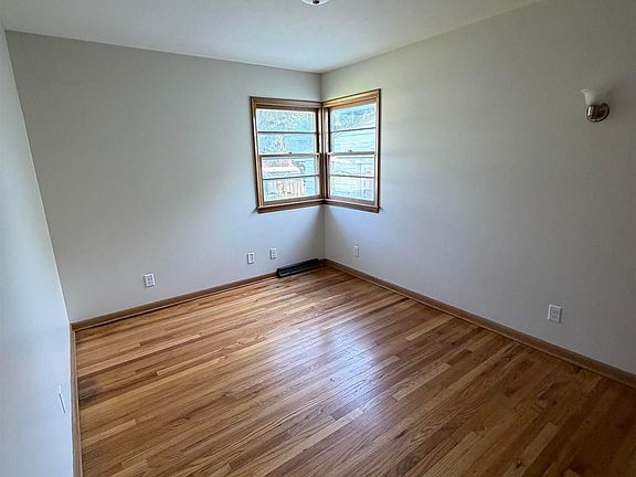 5th image of 815 W 11th St