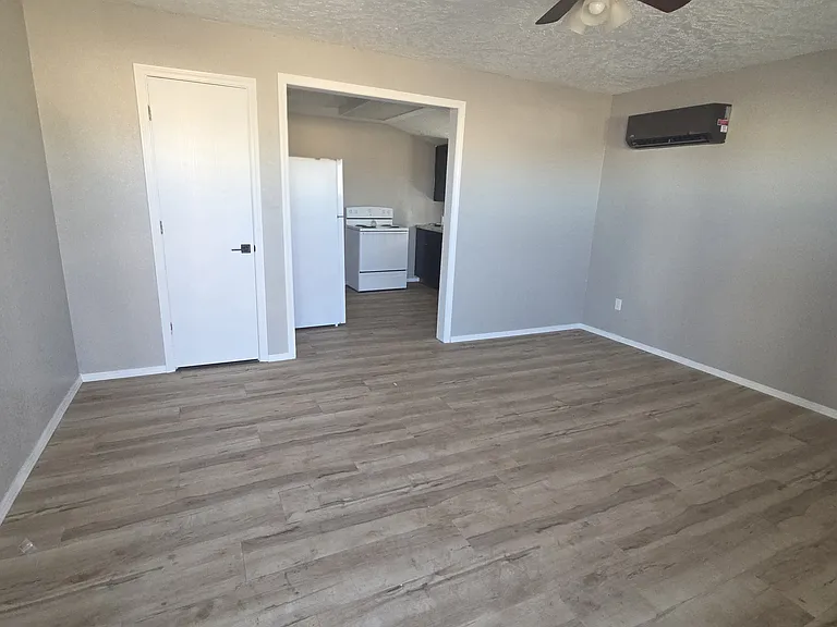 620 S Avenue D #B — Photo 3