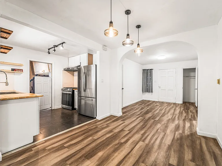 560 Russell St — Photo 11