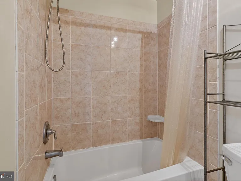 1820 Swann St NW #4 — Photo 4
