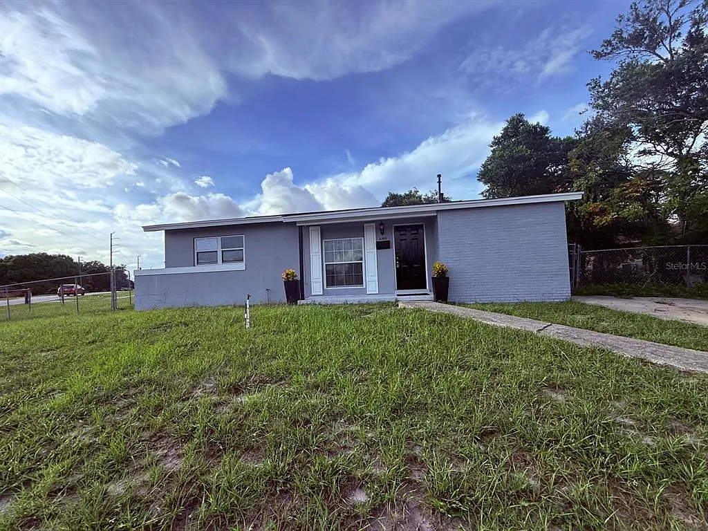 3 bed, 2.0 bath, 1000 sqft, $1,725 — Photo 3