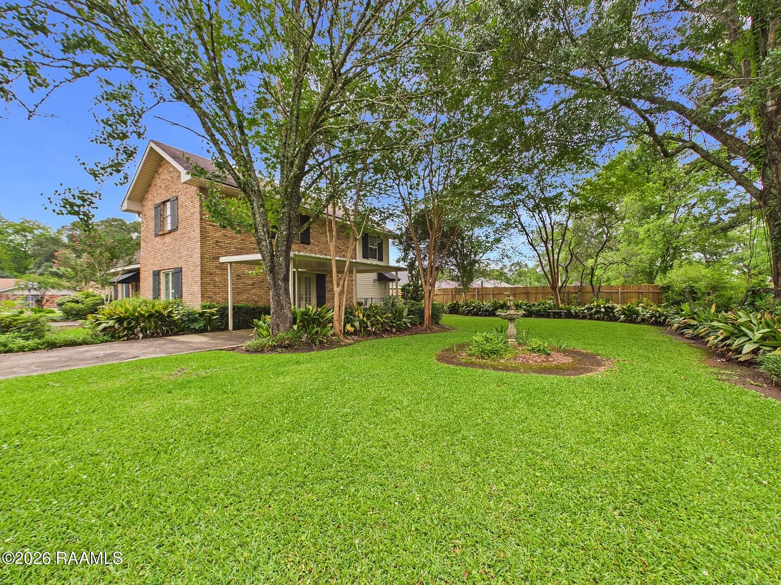 3 bed, 2.5 bath, 2100 sqft, $2,200 — Photo 2