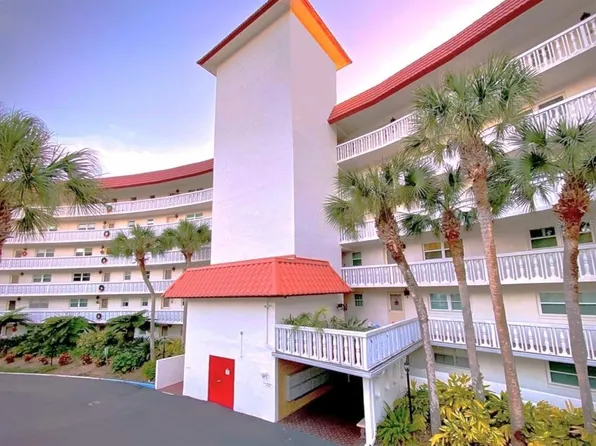 601 N McDonald St APT 206, Mount Dora, FL 32757