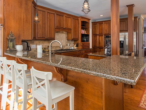 3rd image of 8832 Thornbury Ln