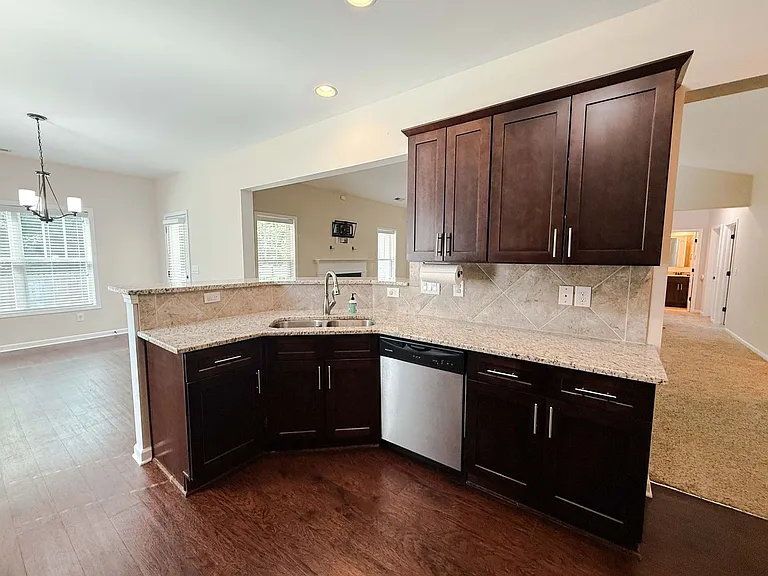 728 Roanoke Dr — Photo 5