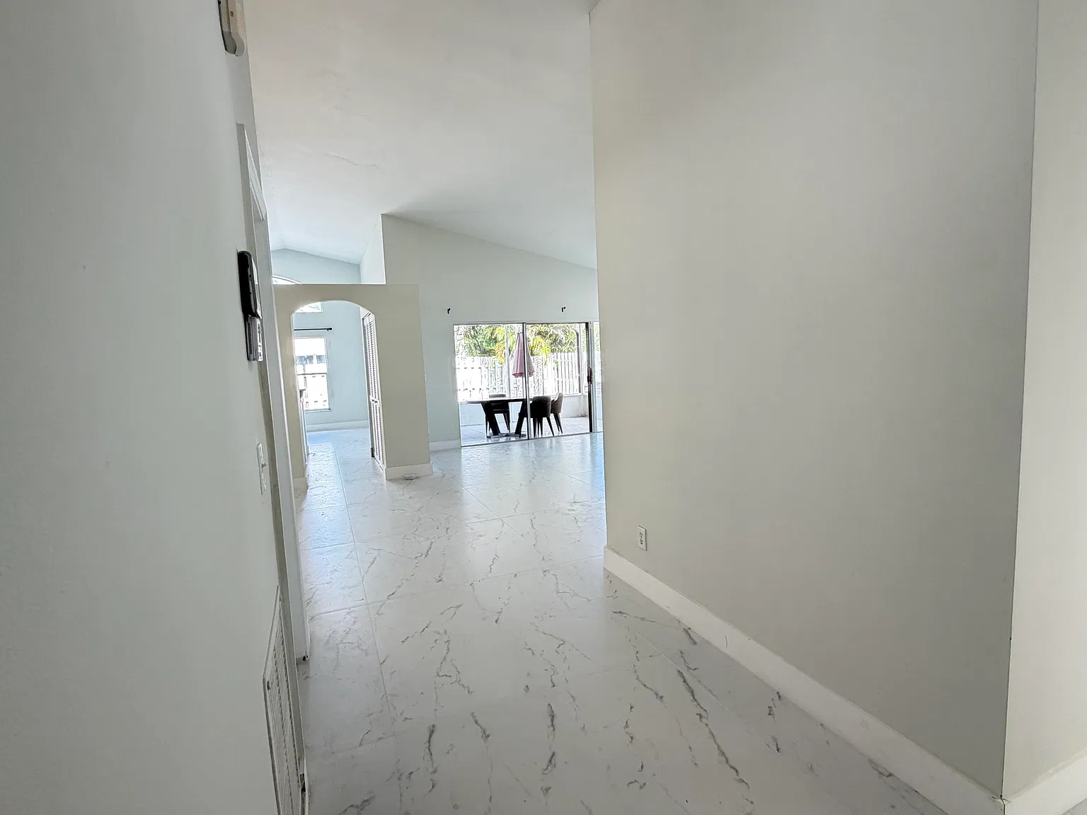3 bed, 2.0 bath, 1609 sqft, $3,950 — Photo 2