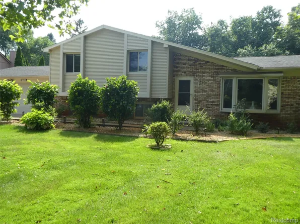 2900 Warner Dr, West Bloomfield, MI 48324