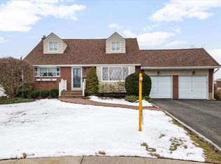 8 Sharon Ct, Plainview, NY 11803