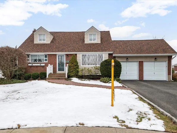 8 Sharon Court, Plainview, NY 11803