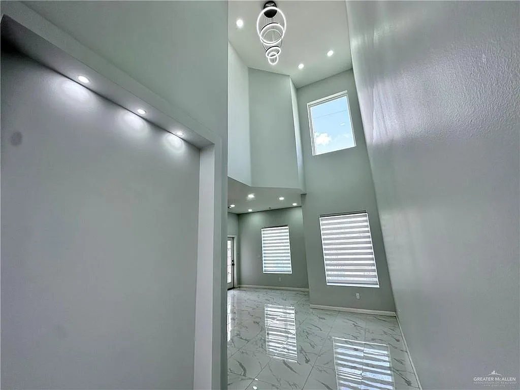3 bed, 2.5 bath, 2056 sqft, $1,900 — Photo 3