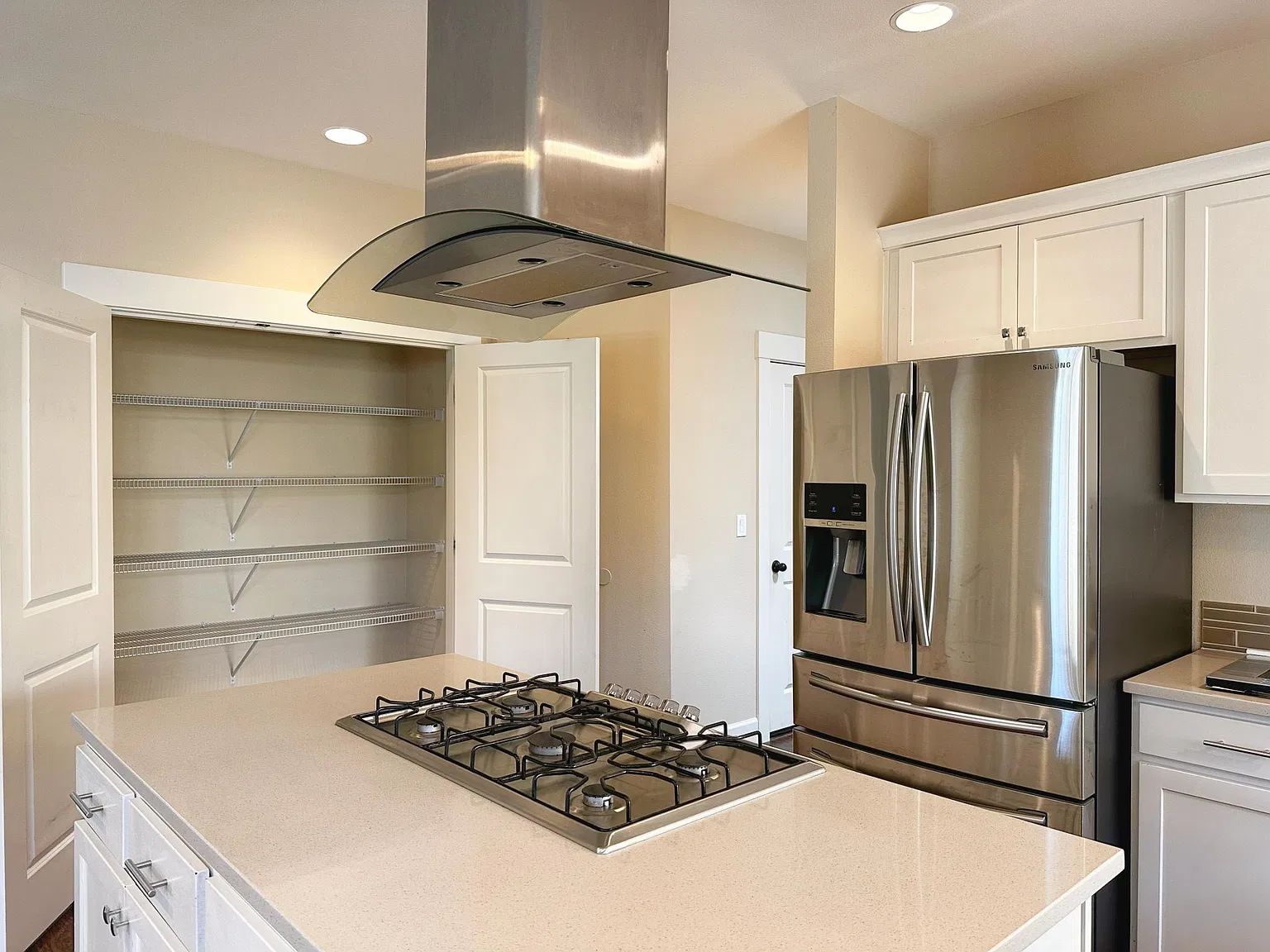 4 bed, 1900 sqft, $3,200 — Photo 3