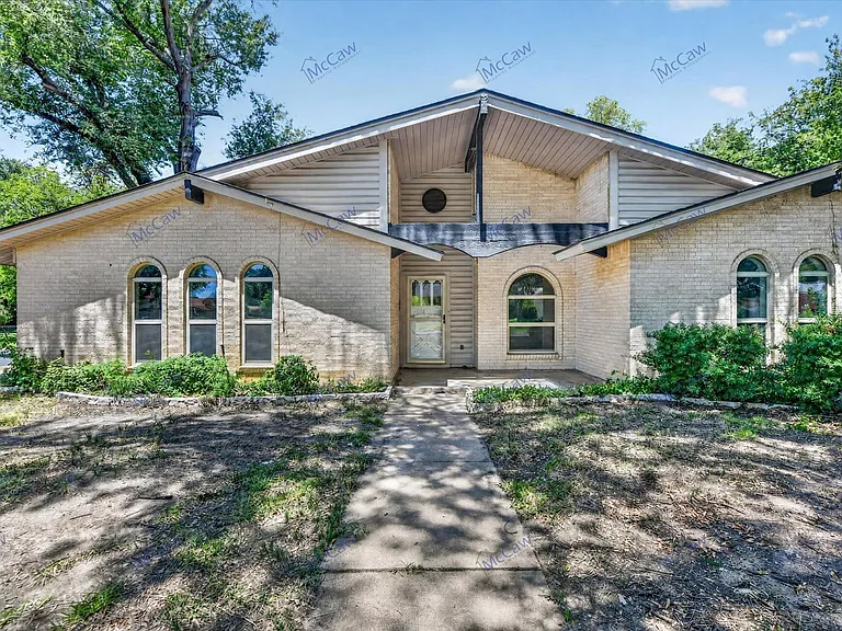1901 Knoxville Dr — Photo 2