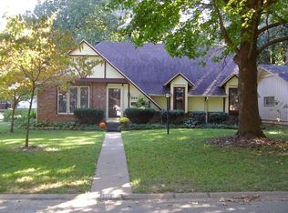 826 S Devonshire Dr, Springfield, MO 65802