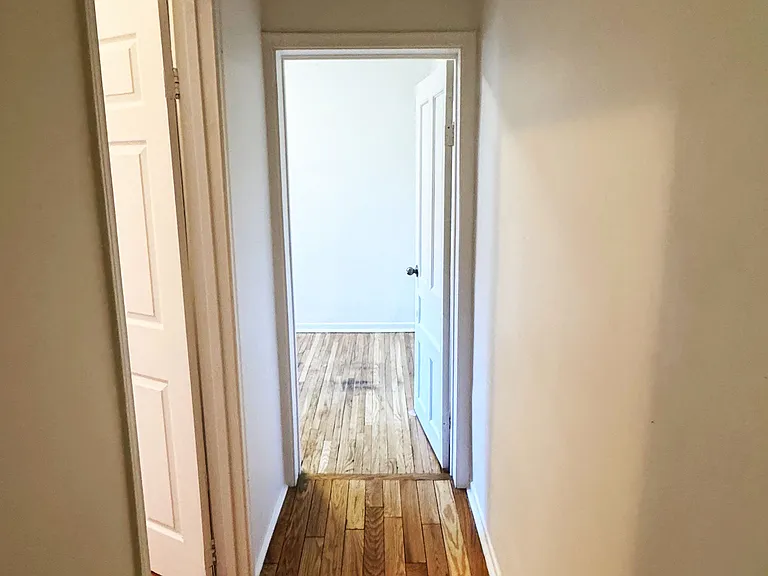 383 Lansdowne Ave #MAIN FLOOR — Photo 18