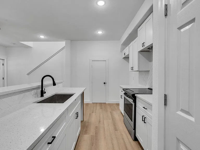 1052 N Lane St — Photo 7
