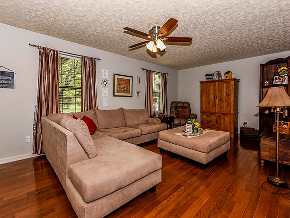 3rd image of 1032 Greenwich Dr