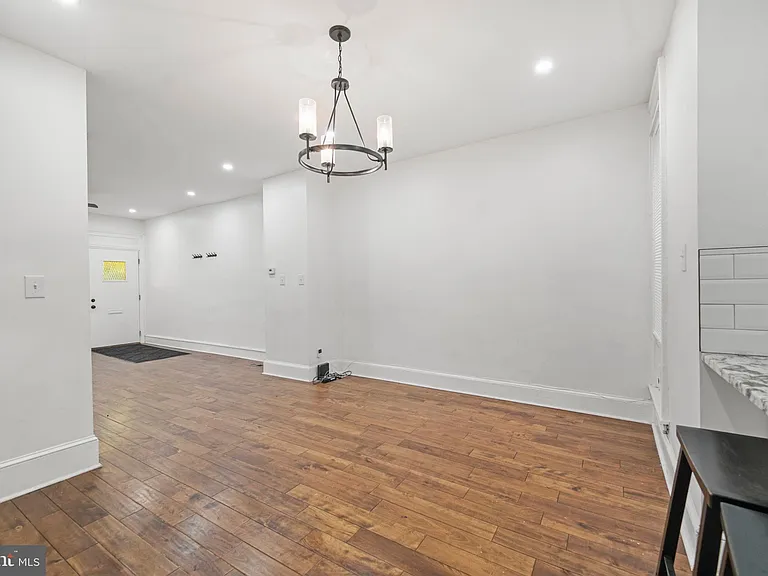 5527 Catharine St — Photo 6