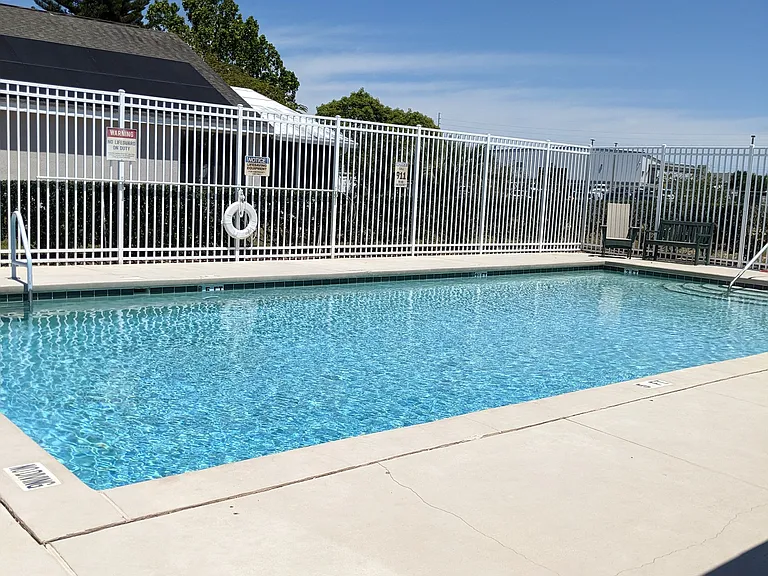 246 Queen Mary Dr — Photo 11