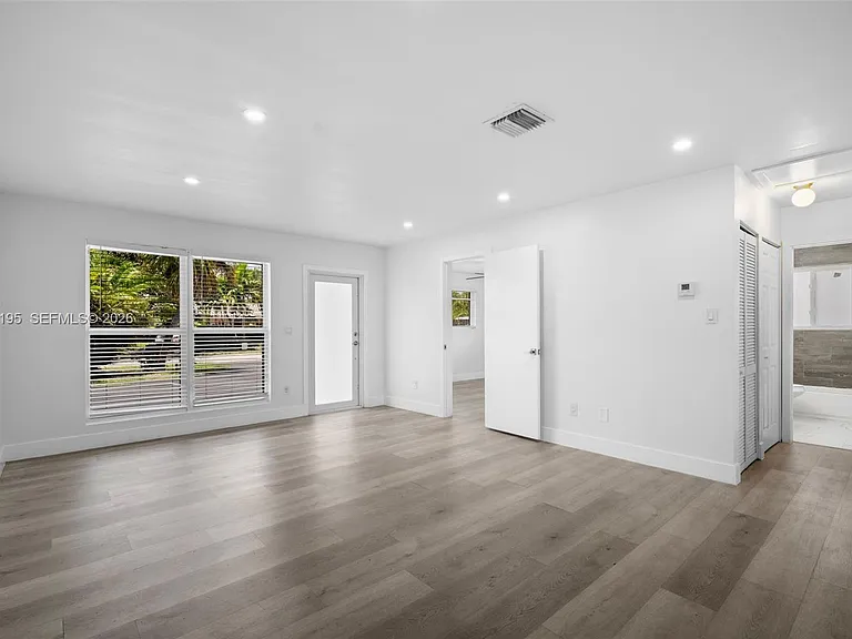 5130 NE 17th Ter #0 — Photo 5