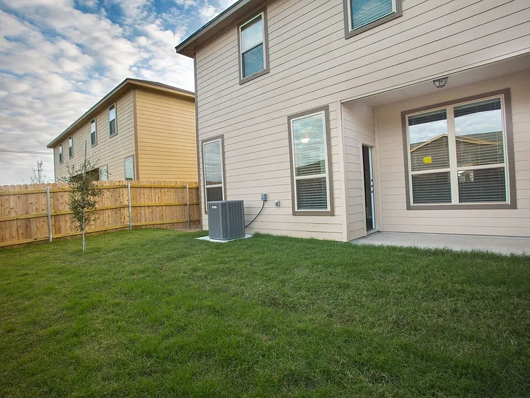 112 Lakeview Ct — Photo 15