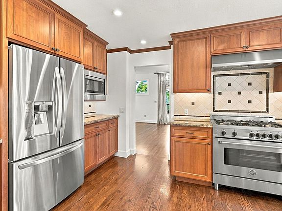 2nd image of 25 Biscayne Ct