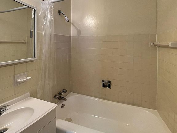 4th image of 2450 N Moreland Blvd #412