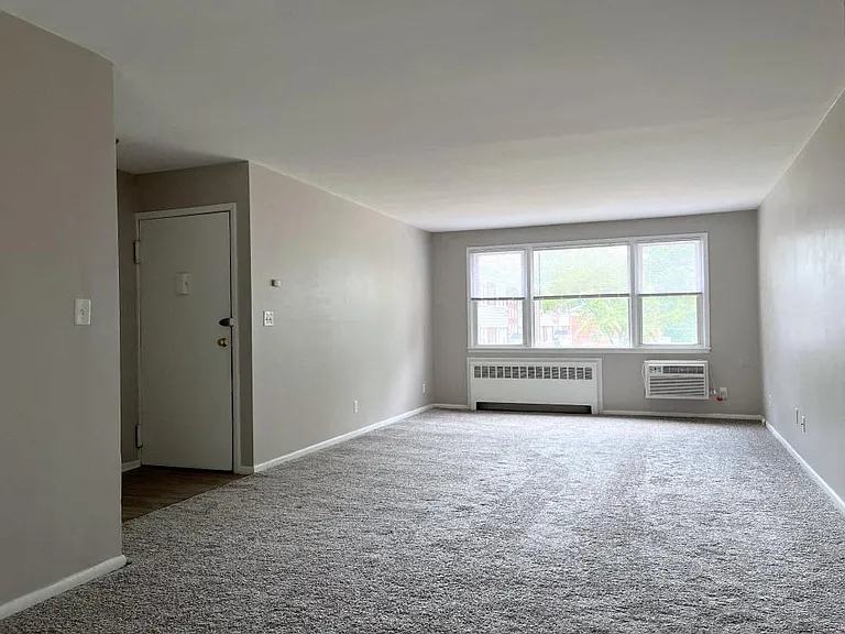 Riverhill Apartments — Photo 32