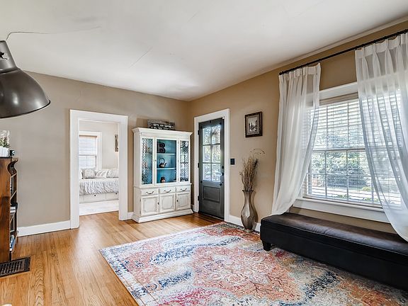 5th image of 3925 Cambridge Ave