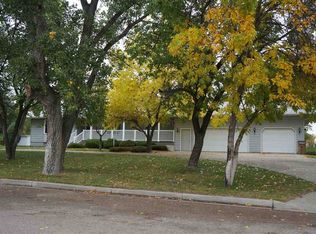 909 11th Ave SE, Minot, ND 58701
