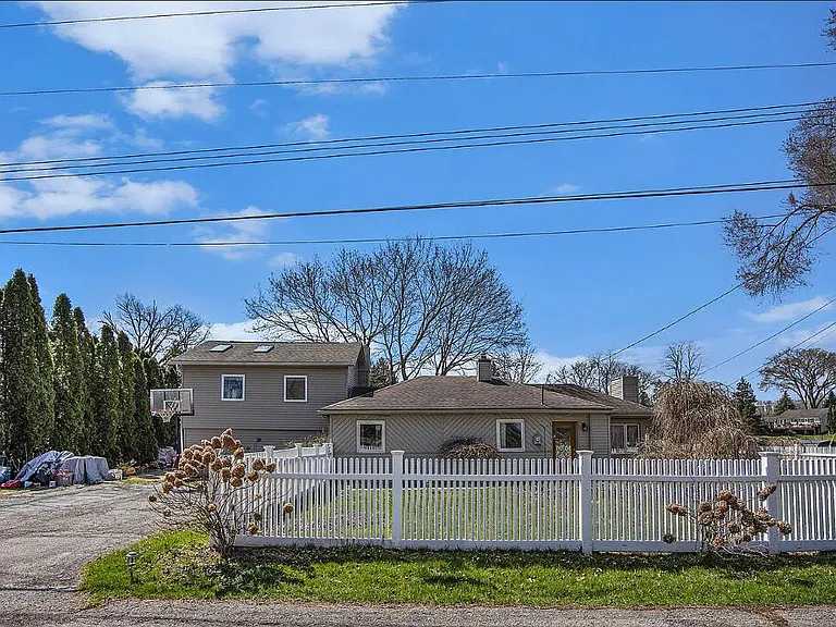 10401 Degrand St — Photo 1