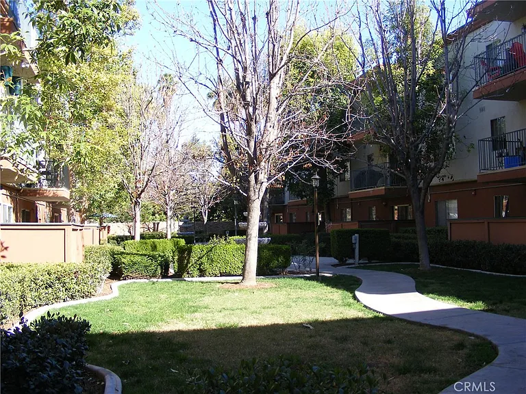 400 N Acacia Ave — Photo 20