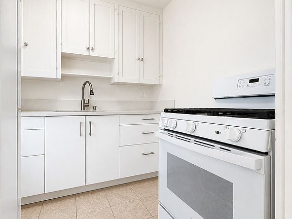 4th image of 832 N Edinburgh Ave APT 10