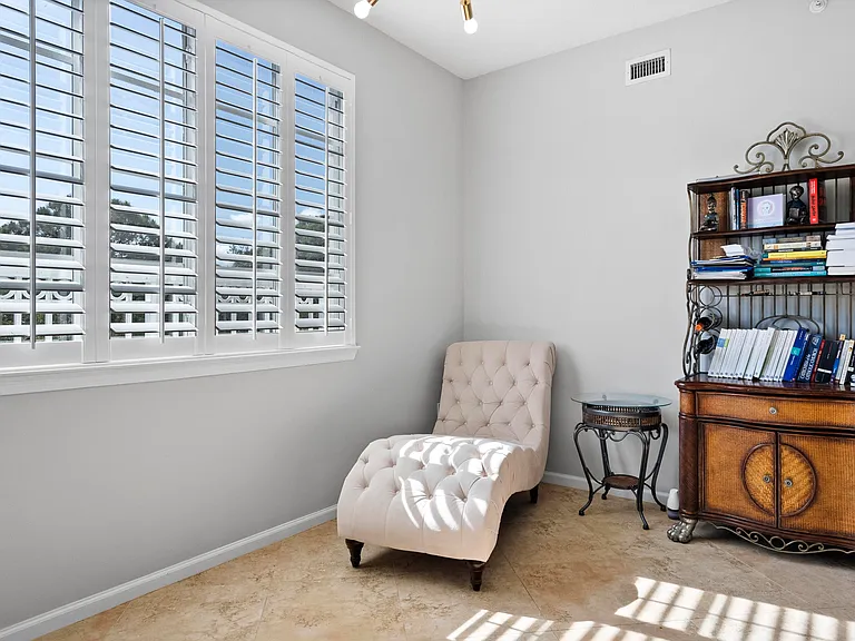 3303 Myrtlewood Cir E — Photo 10